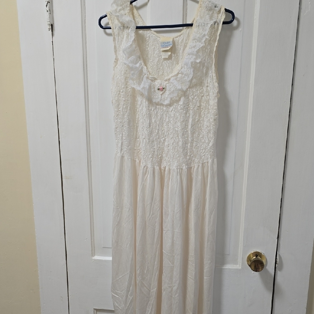 Elegant Lace Sleeveless Nightgown 012